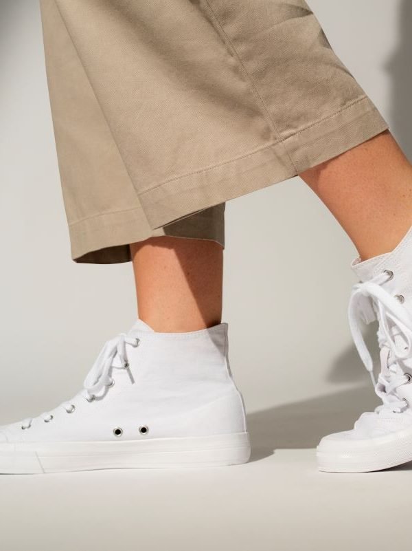 What Color Socks to Wear with White Shoes: 5 Simple Tips for an Effortless Outfit